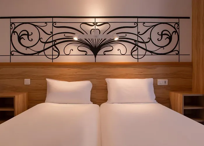 Au Pacific Hotel